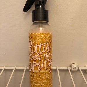 Putting on the Spritz shimmer finishing spray